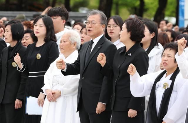 2019년 5월 18일 당시 문재인 대통령이 광주 북구 국립5.18민주묘지에서 열린 제39주년 5.18민주화운동 기념식에 참석자들과 주먹을 쥐고 '임을 위한 행진곡'을 부르고 있다. 류효진 기자