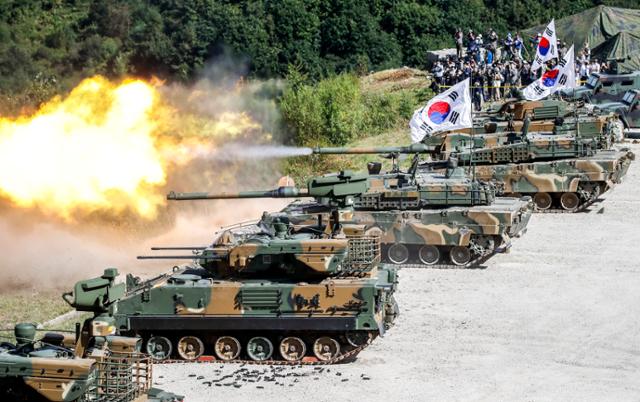 2022년 9월 20일 대한민국방위산업전 2022(DX KOREA 2022)의 일환으로 경기 포천시 승진과학화훈련장에서 열린 육군 기동화력시범에서 K2 전차가 기동 및 화력 시범을 보이고 있다. 포천=뉴시스