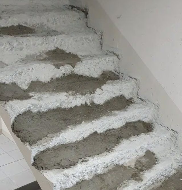 준공을 앞둔 대구 달서구의 한 아파트에서 비상계단 층간 높이를 규격에 맞추려고 시공이 끝난 계단 하나하나를 16㎝ 가량 깎아냈다는 주장이 제기됐다. 온라인 커뮤니티 캡처