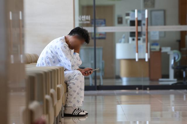 의대 증원에 반발하는 전공의 집단 이탈 석 달이 된 19일 오전 서울의 한 대학병원에서 환자가 스마트폰을 보고 있다. 연합뉴스