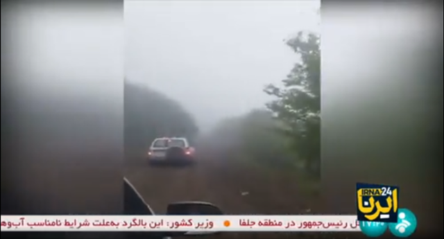 이란 구급대원들이 19일 동아제르바이잔주(州) 바르즈건 지역에서 헬기를 타고 귀국하던 도중 불시착한 에브라힘 라이시(63) 이란 대통령을 수색하고 있다. 이란 국영 IRNA방송 제공