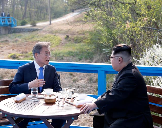 문재인 전 대통령과 김정은 북한 국무위원장이 2018년 4월 27일 판문점 남측 지역 도보다리 위에서 담소를 나누고 있다. 한국일보 자료 사진