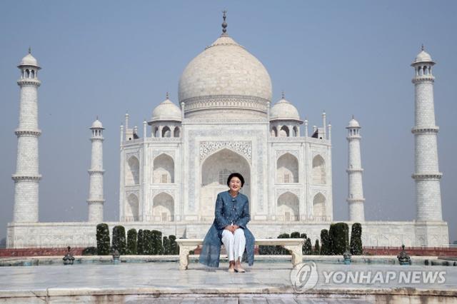 2018년 11월 7일 인도 총리의 공식 초청으로 인도를 방문한 문재인 대통령 부인 김정숙 여사가 인도 우타르프라데시 주 아그라의 타지마할을 방문해 기념촬영을 하고 있다. 아그라=연합뉴스