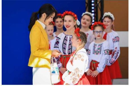 지난해 7월 12일 리투아니아 빌뉴스에서 열린 나토 정상회의 방문 당시 우크라이나센터 방문한 김건희 여사. 대통령실은 21일 김 여사의 우크라이나 아동 그림전 참석 소식을 전하면서 당시 사진을 비롯한 관련 사진과 영