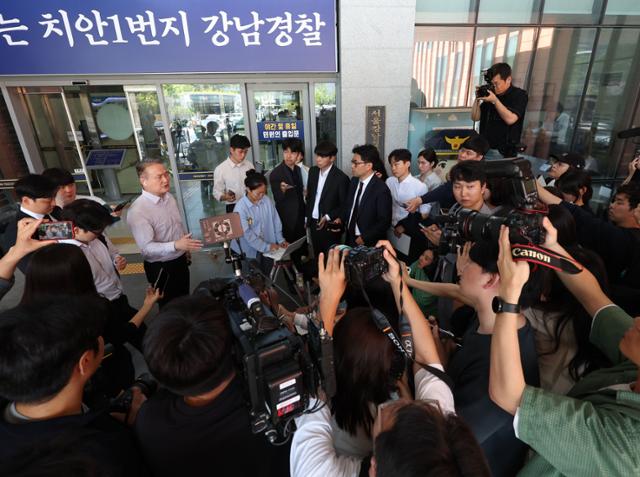 음주운전 뺑소니 혐의를 받고 있는 가수 김호중이 취재진을 피해 강남경찰서에 비공개 출석한 뒤 경찰 관계자가 출석 과정에 대해 설명하고 있다. 연합뉴스