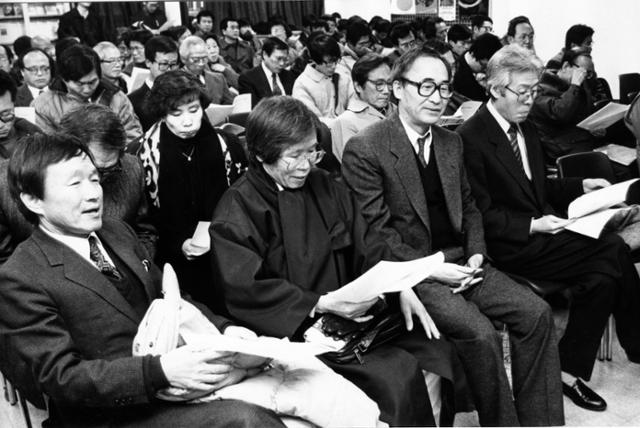 1993년 민족문학작가회의는 정기총회에서 시인 신경림(왼쪽)을 회장으로 재추대했다. 한국일보 자료사진
