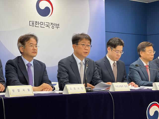 박상우(왼쪽 두 번째) 국토교통부 장관이 22일 정부서울청사에서 지방자치단체장들과 1기 신도시 정비 선도지구 선정 기준을 발표하고 있다. 김민호 기자