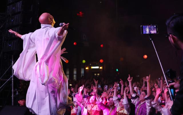 불기 2568년 부처님오신날을 사흘 앞둔 지난 12일 오후 서울 종로구 조계사 앞 사거리에서 열린 EDM 난장에서 '뉴진 스님' 개그맨 윤성호가 디제이 공연을 하고 있다. 뉴시스