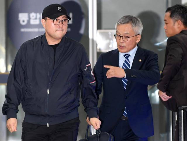 뺑소니 혐의와 음주 운전 의혹을 받는 트로트 가수 김호중이 21일 오후 서울 강남경찰서에서 조사를 마치고 나오고 있다. 뉴스1