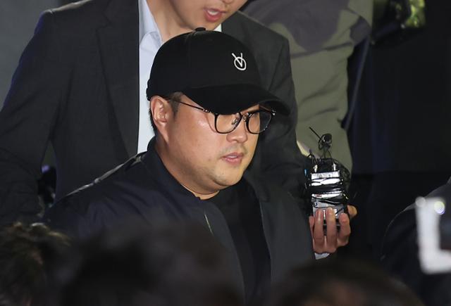 '음주 뺑소니' 의혹을 받는 가수 김호중이 21일 오후 서울 강남경찰서에서 비공개 조사를 받은 후 나오고 있다. 뉴스1