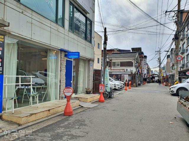 지난해 말 취재차 찾았던 서울 강동구 명일전통시장 골목의 한 카페. 지금은 문을 닫았다. 현재 이 자리에는 치킨집이 들어섰다. 윤주영 기자
