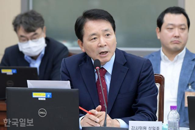 Rep. Sung Il-jong of the People Power Party speaks during a National Assembly Committee on National Defense session at the Seoul Yong-San Joint Chiefs of Staff Headquarters in Seoul on October 12 last year. Photo by Go Yeong-kwon