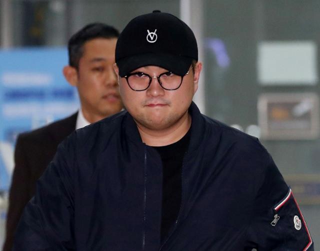 '음주 뺑소니' 혐의를 받는 트로트 가수 김호중이 21일 서울 강남구 강남경찰서에서 경찰 조사를 받은 후 귀가하고 있다. 뉴시스