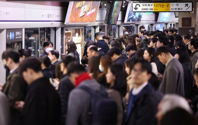 지난 3월 28일 서울 중구 서울역 지하철 역사에서 시민들이 지하철 탑승을 기다리고 있다. 연합뉴스