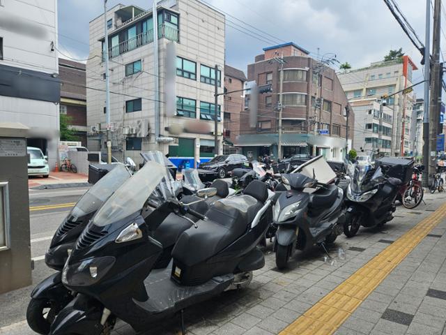 서울 노원구의 한 배달대행업체 앞에 오토바이들이 주차돼 있다. 전유진 기자