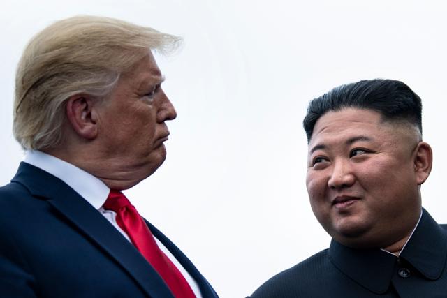 도널드 트럼프(사진 왼쪽) 전 미국 대통령이 재임 기간인 2019년 1월 한국 비무장지대(DMZ)에서 김정은 북한 국무위원장과 만나 눈빛을 교환하고 있다. AFP 연합뉴스
