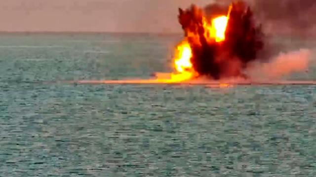 러시아군이 지난 17일 크림반도 흑해 연안에서 우크라이나의 해상 드론을 파괴했다. 러시아 국방부가 공개한 사진이다. AP 연합뉴스