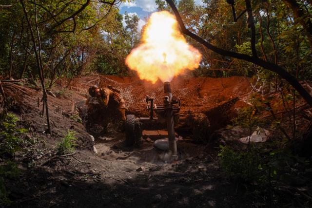 우크라이나군 병사가 지난 22일 도네츠크주 바흐무트 지역에서 러시아군 진영을 향해 포탄을 발사하고 있다. 바흐무트=AP 연합뉴스