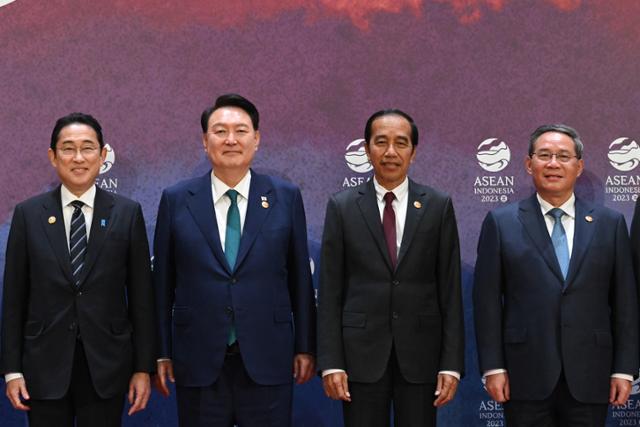 윤석열 대통령이 지난해 9월 인도네시아(현지시간) 자카르타 컨벤션 센터(JCC)에서 열린 아세안+3(한중일) 정상회의에서 기시다 후미오(맨 왼쪽) 일본 총리, 리창(맨 오른쪽) 중국 총리, 조코 위도도 인도네시아 대