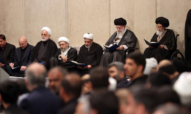 이란 최고지도자 아야톨라 알리 하메네이(윗줄 오른쪽 두 번째)가 25일 테헤란에서 열린 에브라힘 라이시 이란 대통령 추모식에 참석해 있다. 라이시 대통령은 지난 19일 발생한 헬기 추락 사고로 숨졌다. 테헤란=EPA