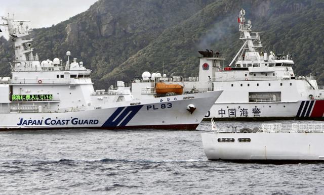 중국 해경 선박(오른쪽)이 지난달 27일 일본 우오쓰리섬 앞바다에서 일본 해안 경비선 주변을 항해하고 있다. 교도·로이터 연합뉴스