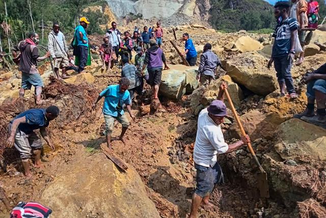파푸아뉴기니 얌발리 마을 주민들이 26일 산사태 현장에서 생존자 구조를 위해 수색 작업을 하고 있다. 지난 24일 발생한 대형 산사태로 670명 이상이 사망한 것으로 추정되고 있다. AP 연합뉴스