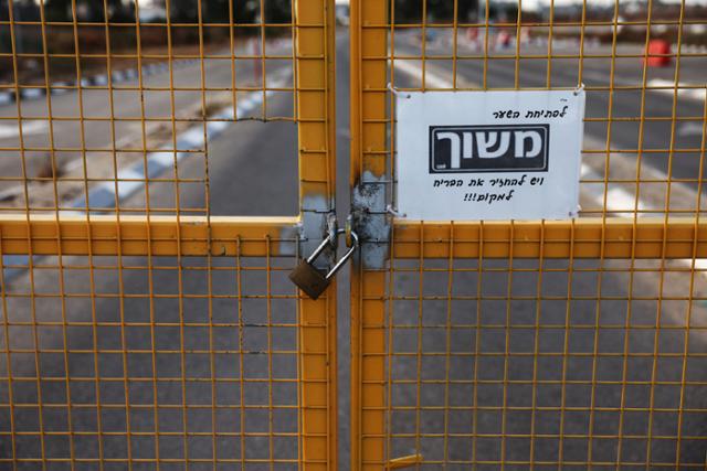 가자지구 남부 케렘 샬롬 국경 검문소가 지난 17일 자물쇠로 굳게 잠겨 있다. 가자=로이터 연합뉴스
