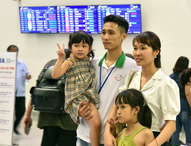 지난 24일 베트남 하노이 노이바이공항에서 숙련기능인력(E-7) 비자를 통해 한국으로 향하는 베트남인 쯔엉반다이(왼쪽 두 번째)가 가족들과 기념촬영을 하고 있다. 하노이=허경주 특파원