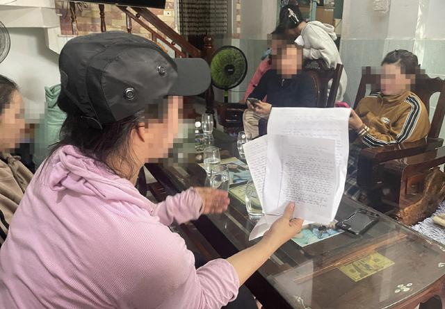 지난달 베트남 중부 꽝응아이성에서 한국 계절근로(E-8) 비자를 미끼로 한 취업 사기에 속아 넘어간 피해자들이 피해 사실을 토로하고 있다. 베트남 VOV 캡처