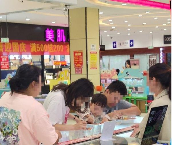 중국 수도 베이징의 한 쇼핑몰 내 복권 판매점에서 중국인들이 당첨 여부 확인을 위해 구매한 복권을 긁고 있다. 웨이보 캡처