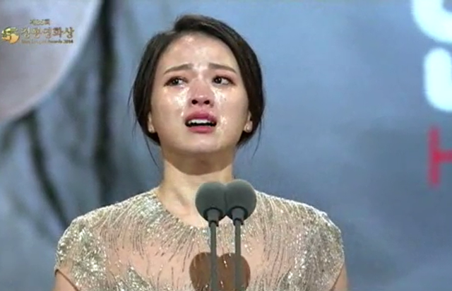 배우 천우희가 2014년 청룡영화제에서 여우주연상을 받고 울며 수상소감을 말하고 있다. 유튜브 캡처
