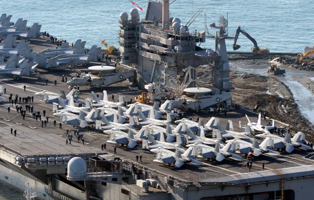 미국 해군 7함대 소속 항공모함인 조지 워싱턴호가 2018년 10월 해군 부산작전기지로 입항하고 있다. 현재 아르헨티나 인근 해역에 있는 조지 워싱턴 항모는 다음 달 일본으로 이동해 7함대 전진배치 항모 임무를 시작