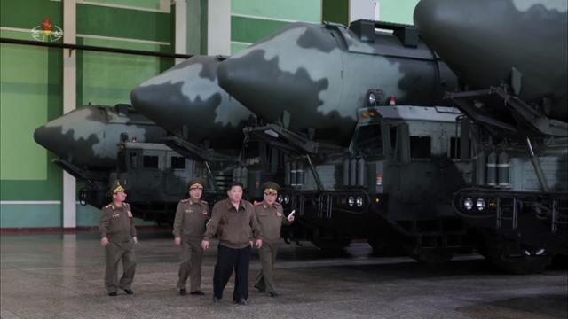 김정은 북한 국무위원장이 지난 17일 중요 국방공업기업소의 생산활동을 지도했다고 18일 조선중앙TV가 보도했다. 김 위원장이 대륙간탄도미사일(ICBM) 화성-18형 발사차량을 살펴보고 있다. 조선중앙TV 캡처·뉴시스