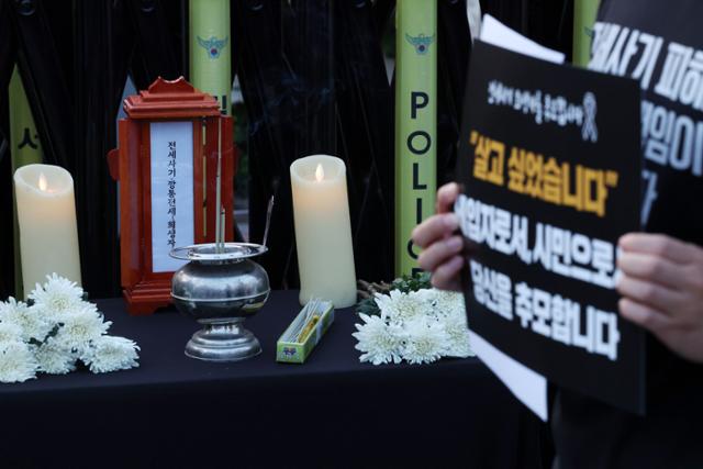 전세사기 시민대책위원회 회원들이 24일 오후 서울 영등포구 국회의사당 앞에서 전세사기특별법 개정 촉구 집회를 열고 있다. 뉴시스