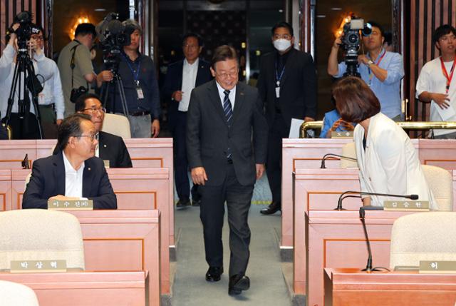 더불어민주당 이재명 대표가 28일 오후 국회에서 열린 의원총회에서 입장하고 있다. 연합뉴스