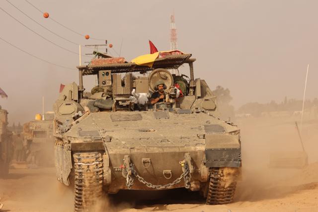 지난 27일 이스라엘 남부, 가자지구 국경 부근에서 이스라엘군 전차가 기동하고 있다. 가자지구=신화 뉴시스