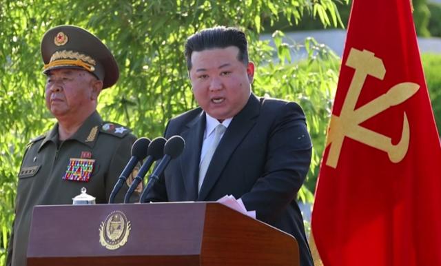 김정은 북한 국무위원장이 지난 28일 창립 60주년을 맞이한 국방과학원을 방문해 연설했다고 조선중앙TV가 29일 보도했다. 평양 조선중앙TV=뉴시스