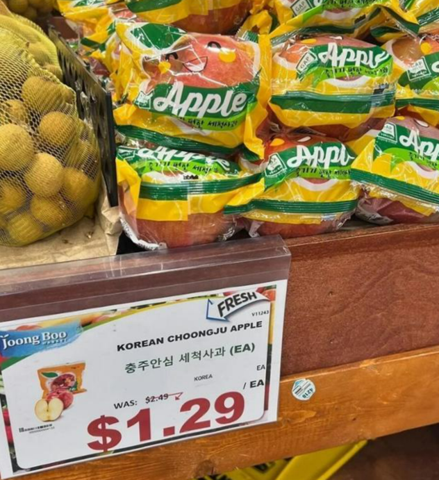 지난달 초 미국 시카고의 한 마트에서 판매 중인 충주 사과. 개당 1.29달러에 판매되고 있다. 온라인 커뮤니티 캡처