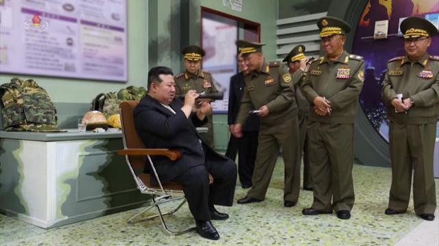 김정은 북한 국무위원장이 28일 창립 60주년을 맞이한 국방과학원을 방문, 전시관을 둘러보고 있다. 뉴시스 조선중앙TV 캡처