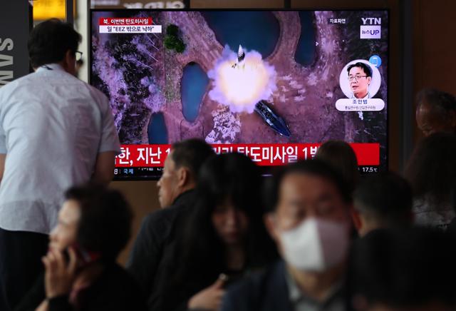 30일 오전 서울역에서 시민들이 북한의 탄도미사일 발사 뉴스를 지켜보고 있다. 뉴스1