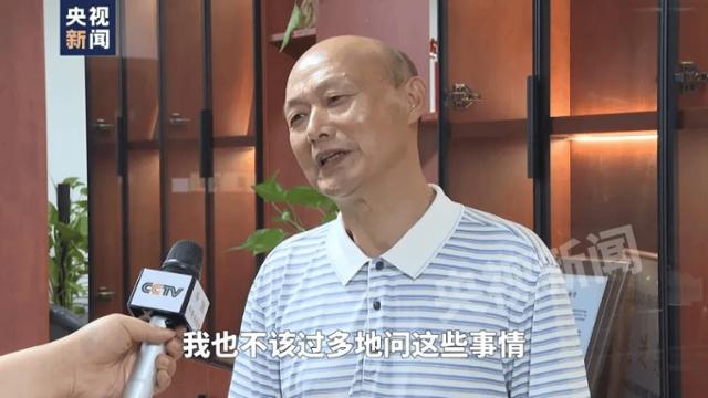 중국 안후이성 촨자오현 환경 당국의 한 직원이 중국중앙(CC)TV와 인터뷰를 하고 있다. 현지 공무원들은 5월 발생한 추허강 물고기 집단 폐사 사건과 관련, "2개월 뒤 은퇴하니 나에게 묻지 말라"는 등 무책임한 답