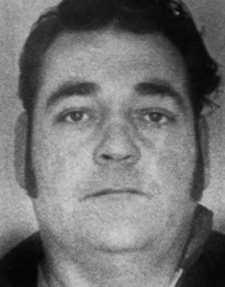절도와 방화, 폭행, 미성년자 성폭행 등 온갖 범죄를 저지르고도 법망을 피해 온 켄 맥엘로이. 그는 1981년 7월 10일 대낮에 총을 맞아 사망했다. 스키드모어 주민 60여 명이 이를 지켜봤지만, 이후 범인으로 체