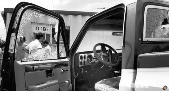 1981년 7월 10일 캔 맥엘로이가 총에 맞고 사망한 당시 트럭 내부. 창문은 깨졌고 좌석엔 맥엘로이가 흘린 피로 흥건하다. 미국 선댄스TV가 2019년 방영한 다큐멘터리 '아무도 본 것이 없다(No One Saw