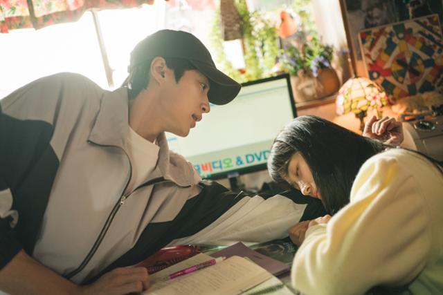 드라마 '선재 업고 튀어'에서 고등학생 선재(왼쪽, 변우석)가 잠이 든 솔의 팔베개를 해주고 있다. tvN 제공