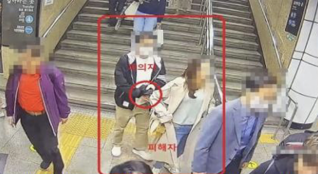 지난달 21일 오후 서울역 승강장에서 A씨가 피해자의 지갑을 훔치고 있다. 서울경찰청 제공