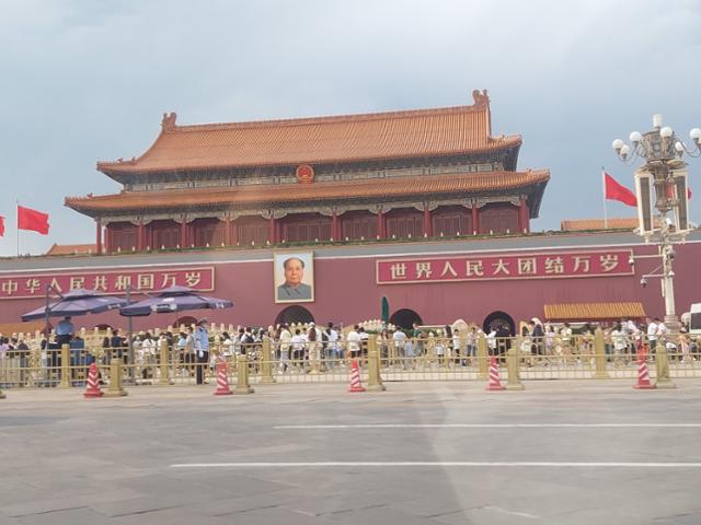 중국 베이징 시민들이 중국공산당의 상징이자 베이징의 심장부인 톈안먼 광장 앞을 지나가고 있다. 베이징=조영빈 기자
