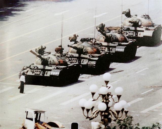 1989년 6월 4일 톈안먼 민주화 시위 당시 흰색 셔츠에 검은 바지를 입은 남성 '탱크맨'이 시위대를 진압하려 광장으로 들어오는 탱크를 홀로 막아서고 있다. 베이징=AP 연합뉴스