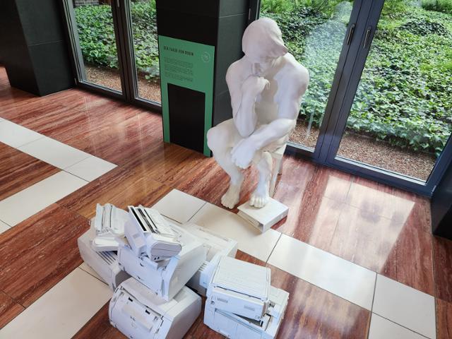 지난 4월 30일 독일 베를린에 있는 '관료주의 박물관'에 설치된 조각상. 현재는 '한물간' 기계로 여겨지곤 하는 팩스 기기 더미와 이를 바라보고 있는 조각상은 독일 관료주의를 상징한다. 베를린=신은별 특파원