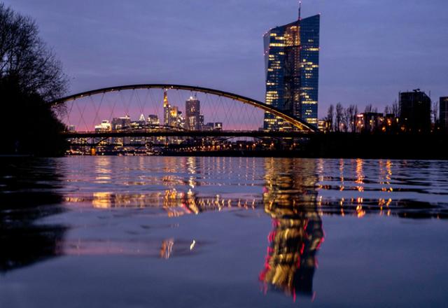 지난 3월 21일 독일 프랑크푸르트 마인강에 비친 유럽중앙은행. 프랑크푸르트=AP 연합뉴스