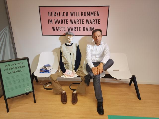 지난 4월 30일 독일 베를린에 '새로운 사회적 시장 경제 이니셔티브'(INSM)가 개관한 관료주의 박물관에서 만난 토르스텐 알슬레벤 INSM CEO가 해골 모형 옆에서 포즈를 취하고 있다. 해골은 독일에서 공무를 